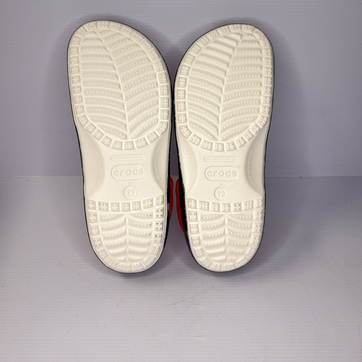 Crocs Classic Clogs Peanuts Snoopy White Red Black Mens 12 Jibbitz Charms