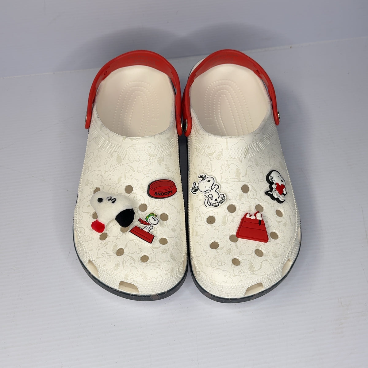 Crocs Classic Clogs Peanuts Snoopy White Red Black Mens 12 Jibbitz Charms