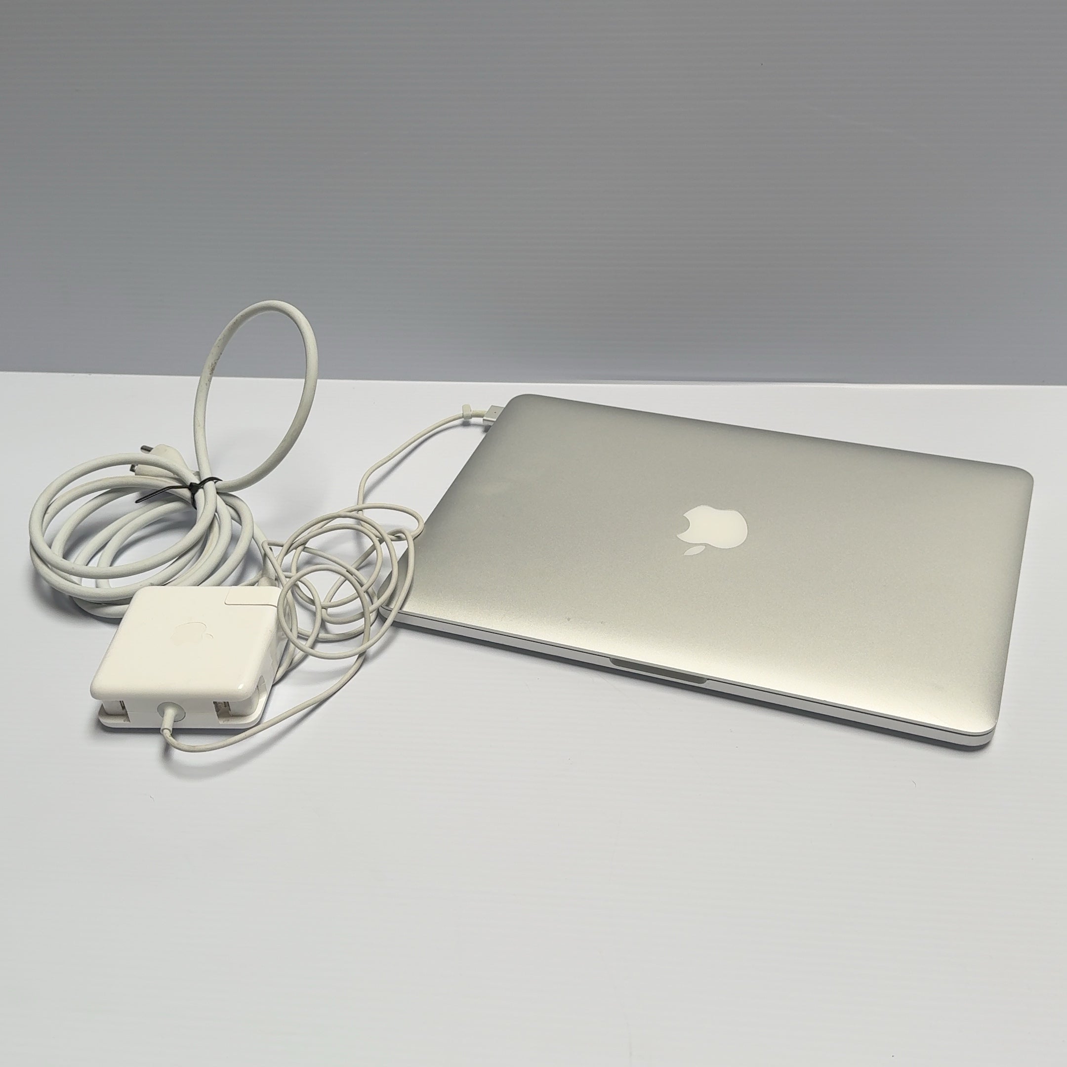 Apple 13" MacBook Pro A1502 E2015 I5 5257U 2.7GHz 8GB RAM 120GB SSD Monterey