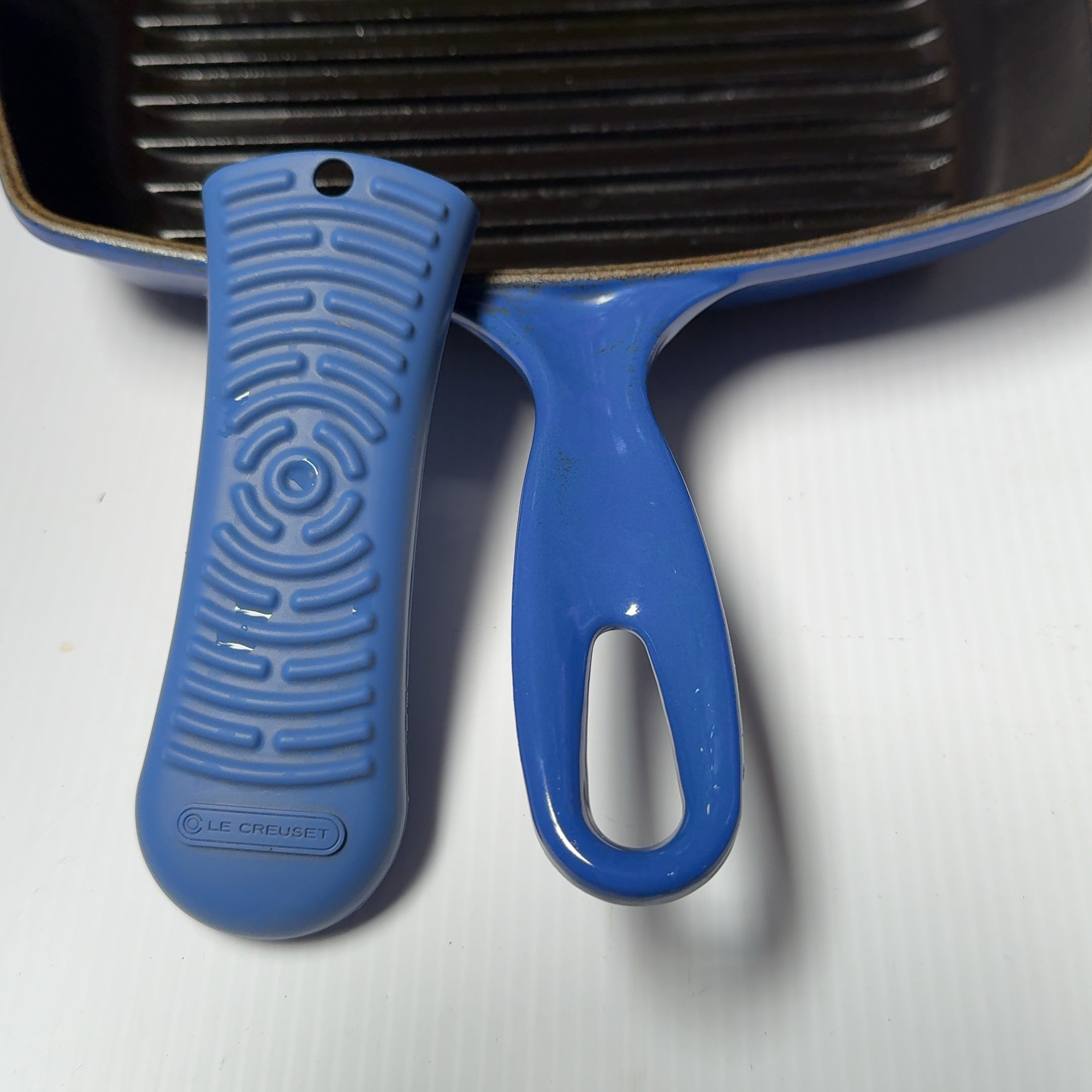 Le Creuset Signature Cast Iron #26 10.25 Inch Square Skillet Grill Cobalt Blue
