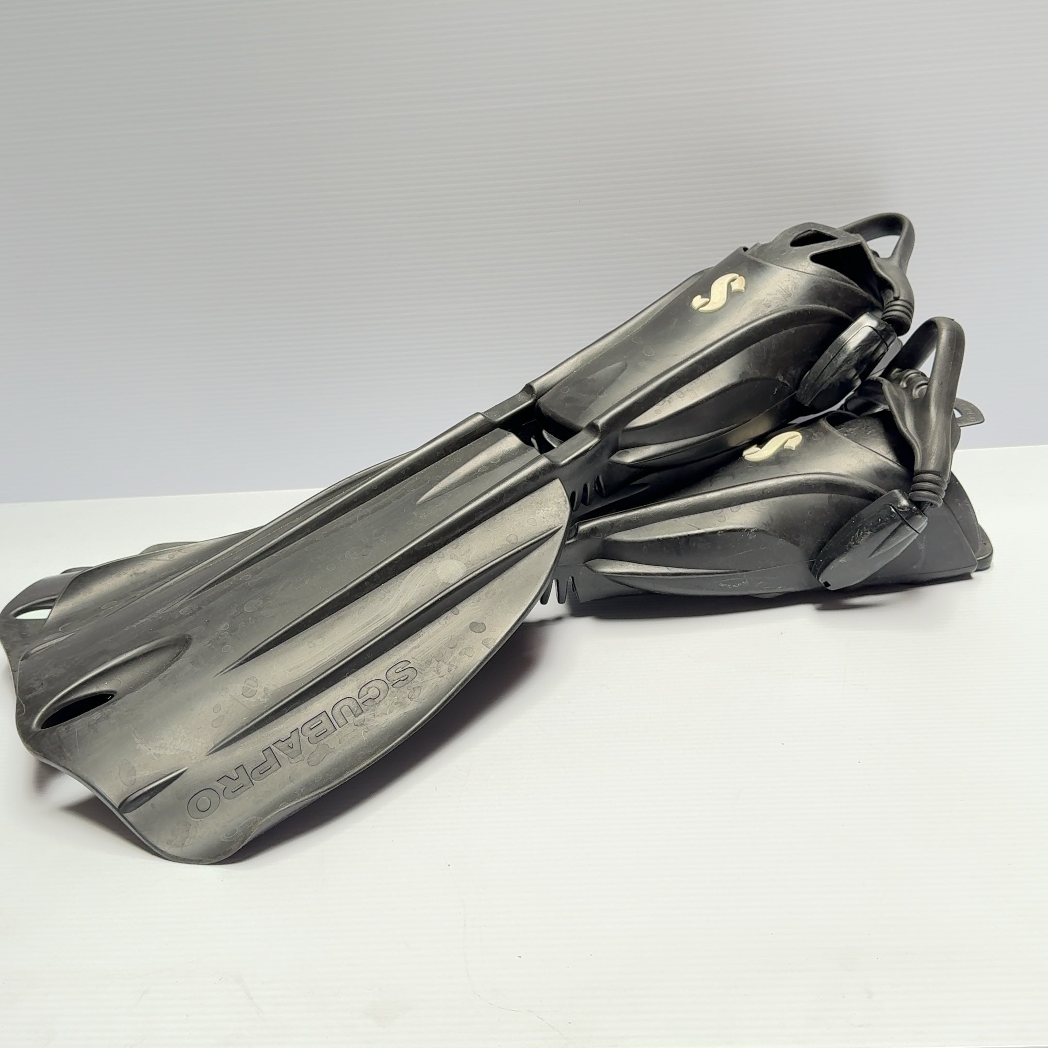 Scubapro Seawing Nova Fins in Black Size Medium w/ Inserts Great Condition!