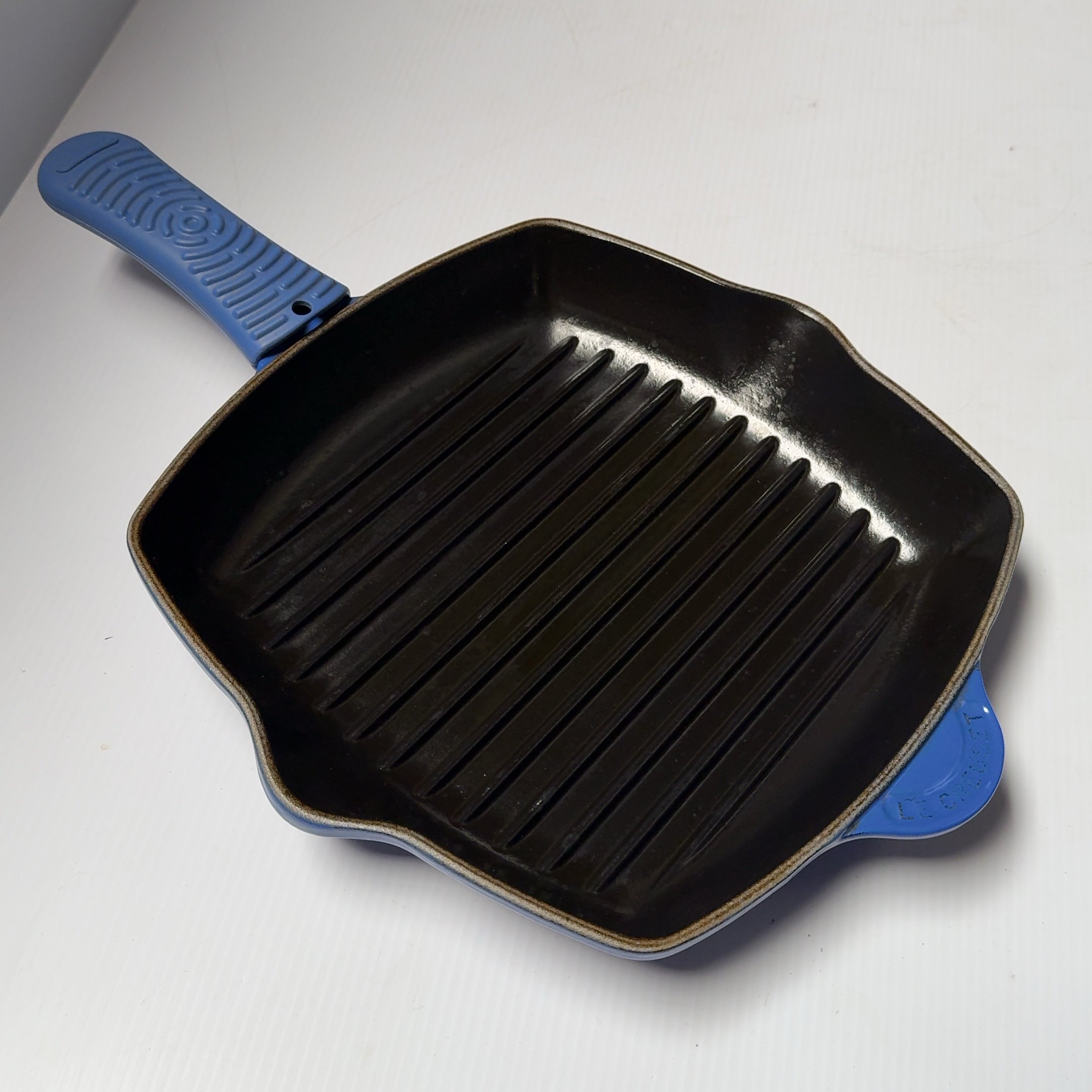 Le Creuset Signature Cast Iron #26 10.25 Inch Square Skillet Grill Cobalt Blue