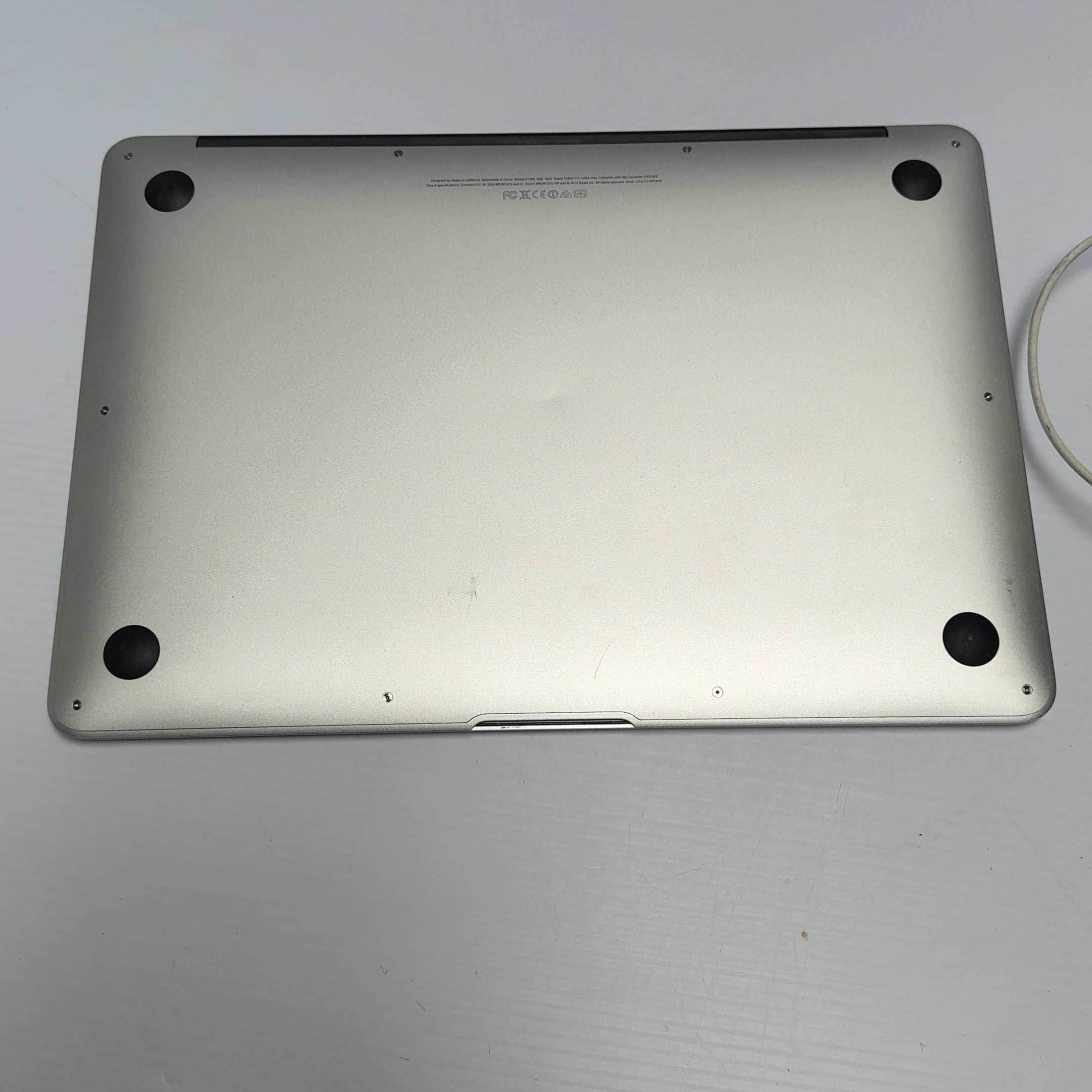 Apple MacBook Air 13"  4GB RAM, 250 GB SSD, Intel i5 1.3GHz