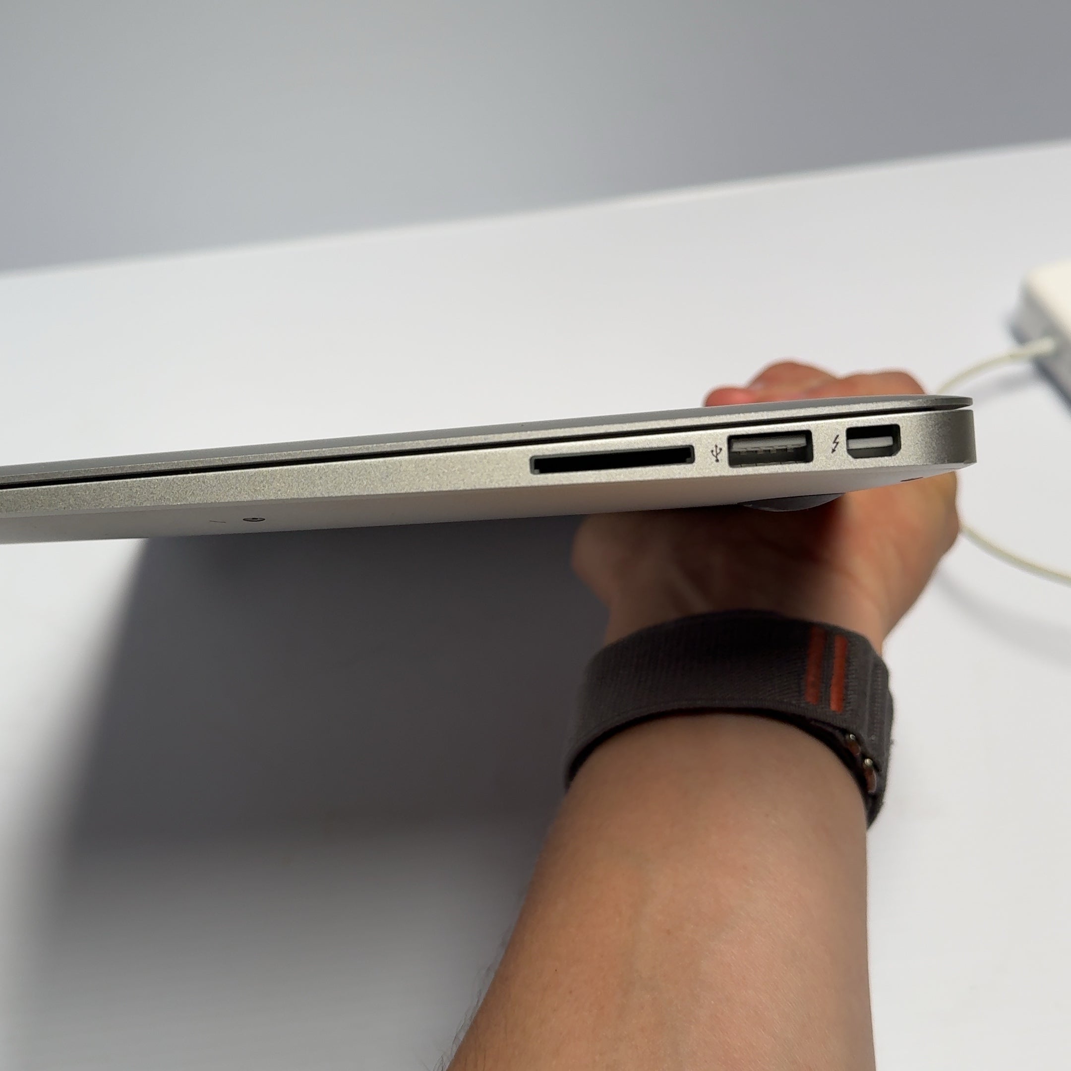 Apple MacBook Air 13"  4GB RAM, 250 GB SSD, Intel i5 1.3GHz