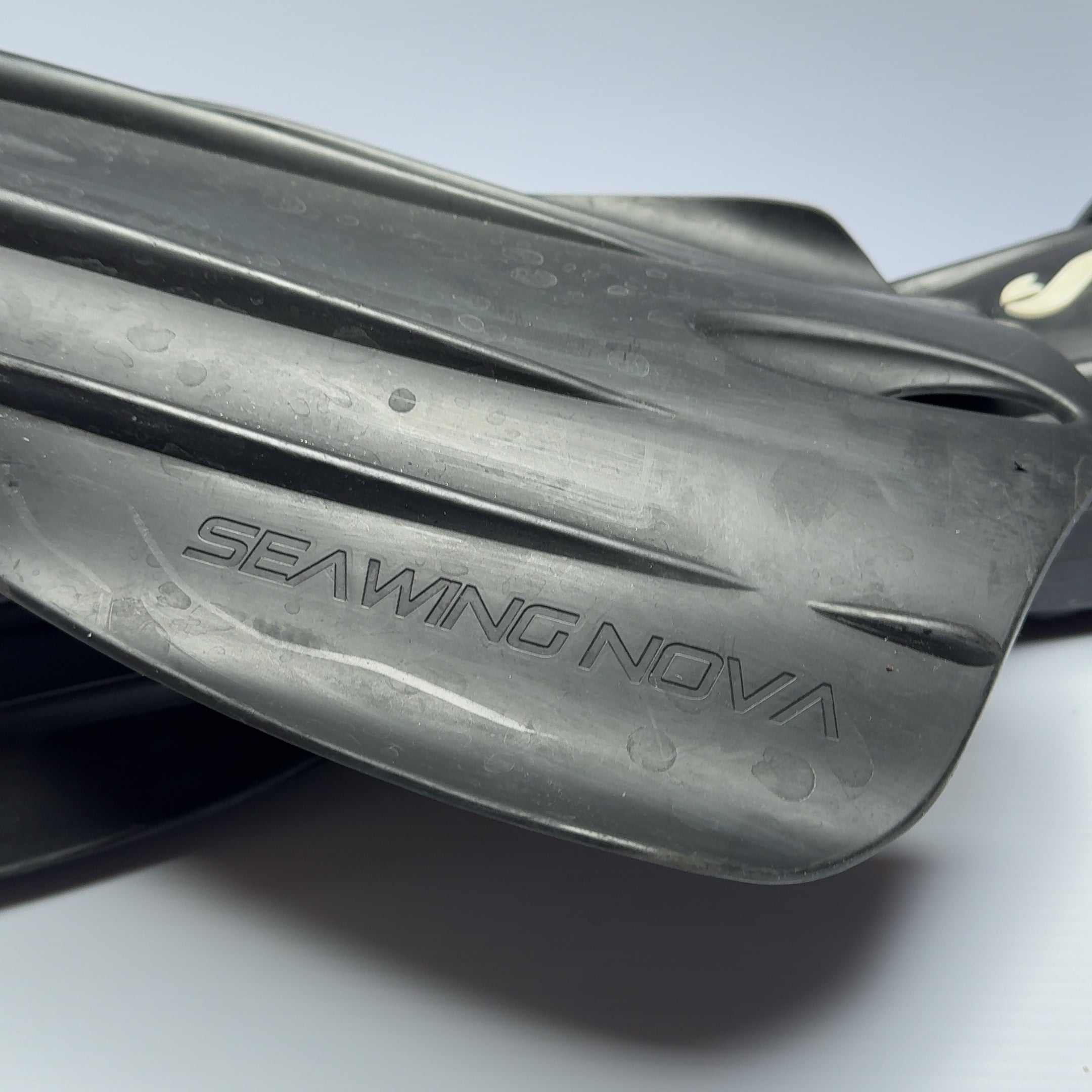 Scubapro Seawing Nova Fins in Black Size Medium w/ Inserts Great Condition!