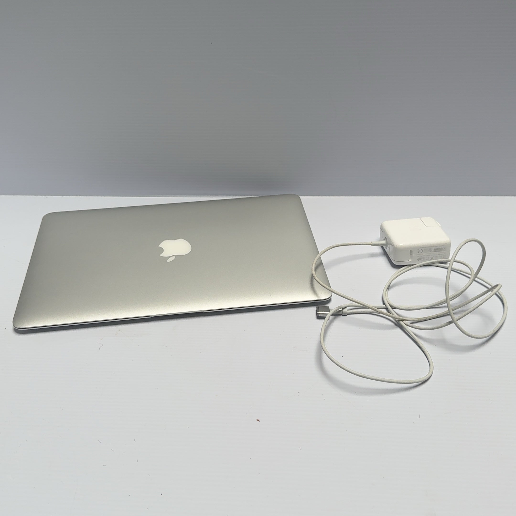 Apple MacBook Air 13"  4GB RAM, 250 GB SSD, Intel i5 1.3GHz