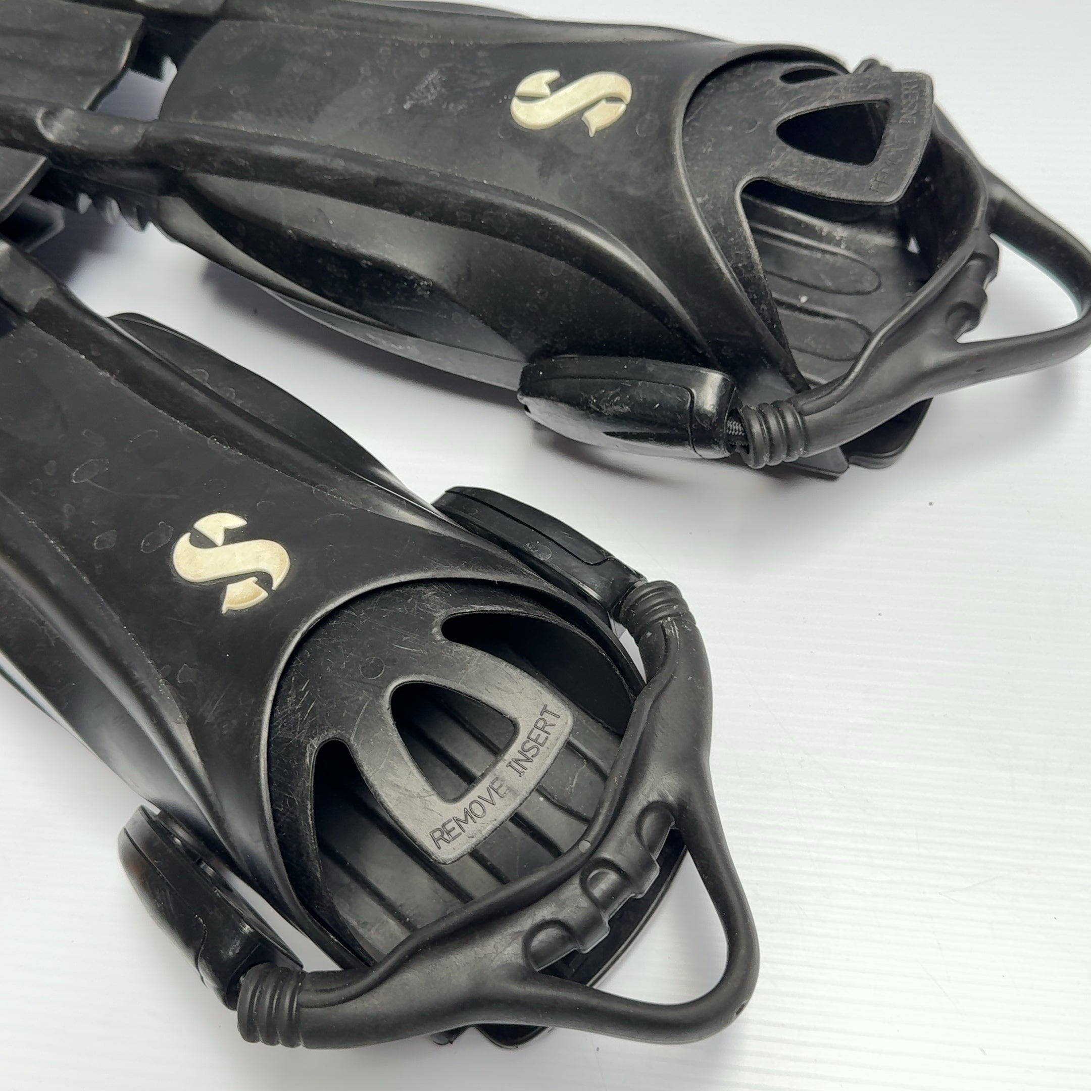 Scubapro Seawing Nova Fins in Black Size Medium w/ Inserts Great Condition!
