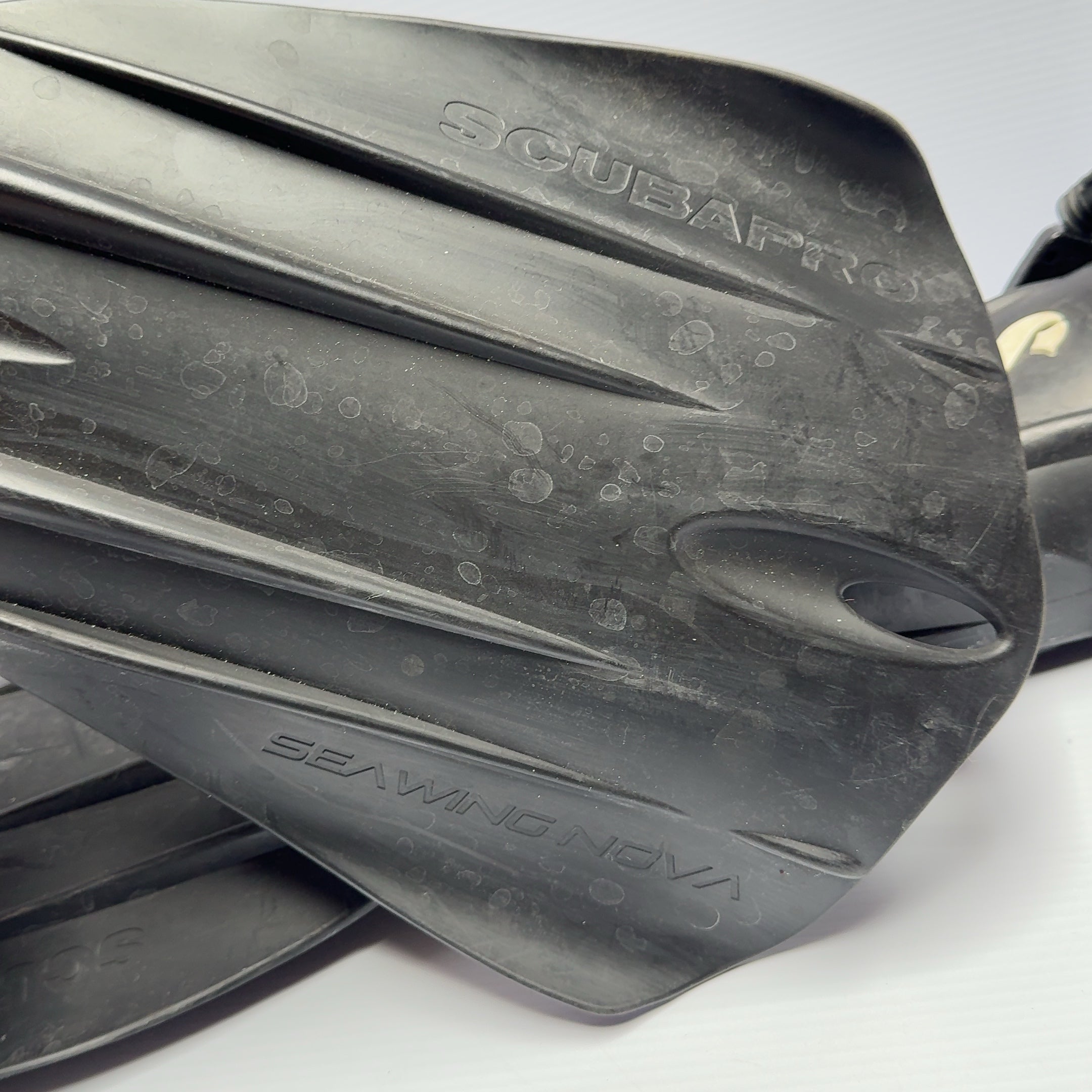 Scubapro Seawing Nova Fins in Black Size Medium w/ Inserts Great Condition!
