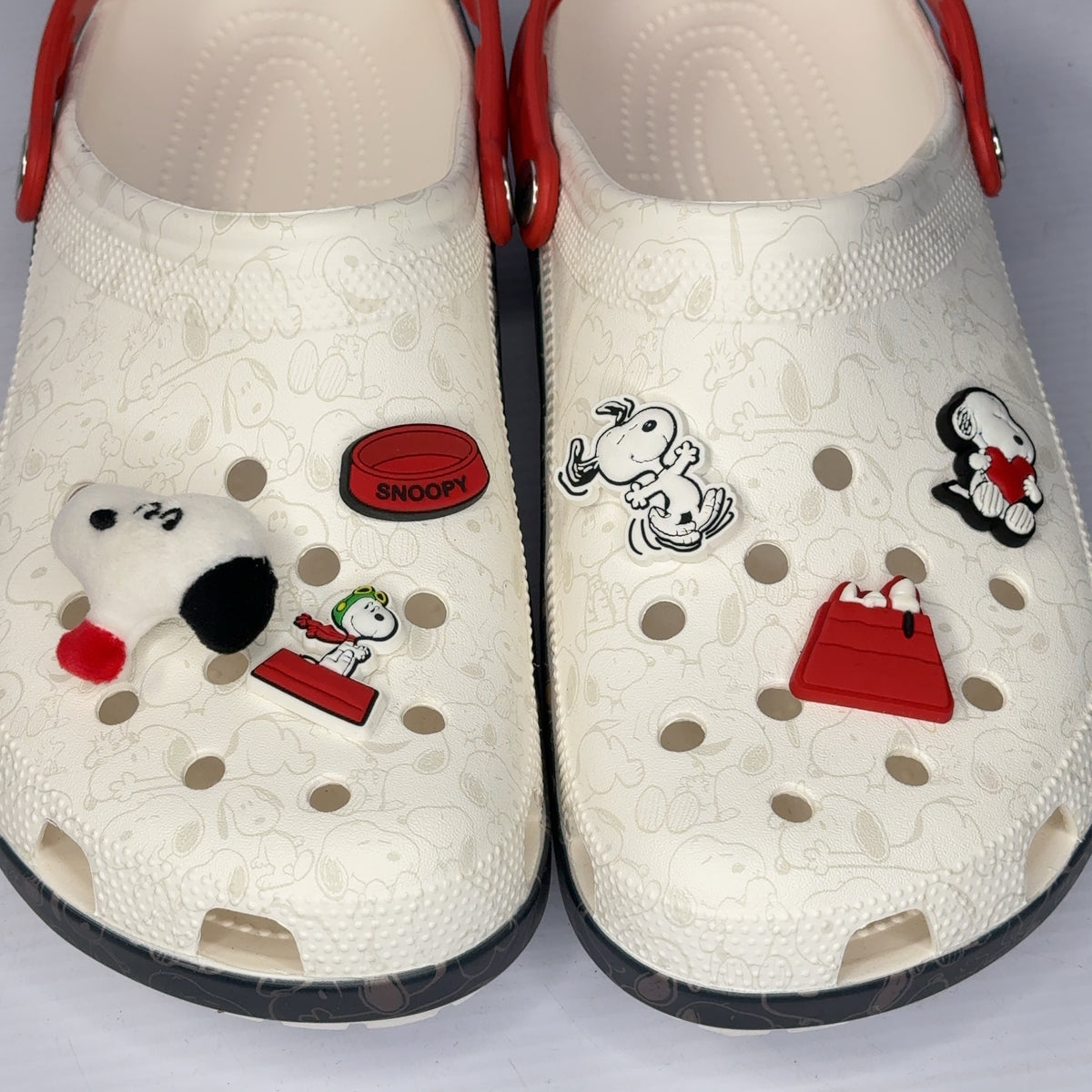 Crocs Classic Clogs Peanuts Snoopy White Red Black Mens 12 Jibbitz Charms
