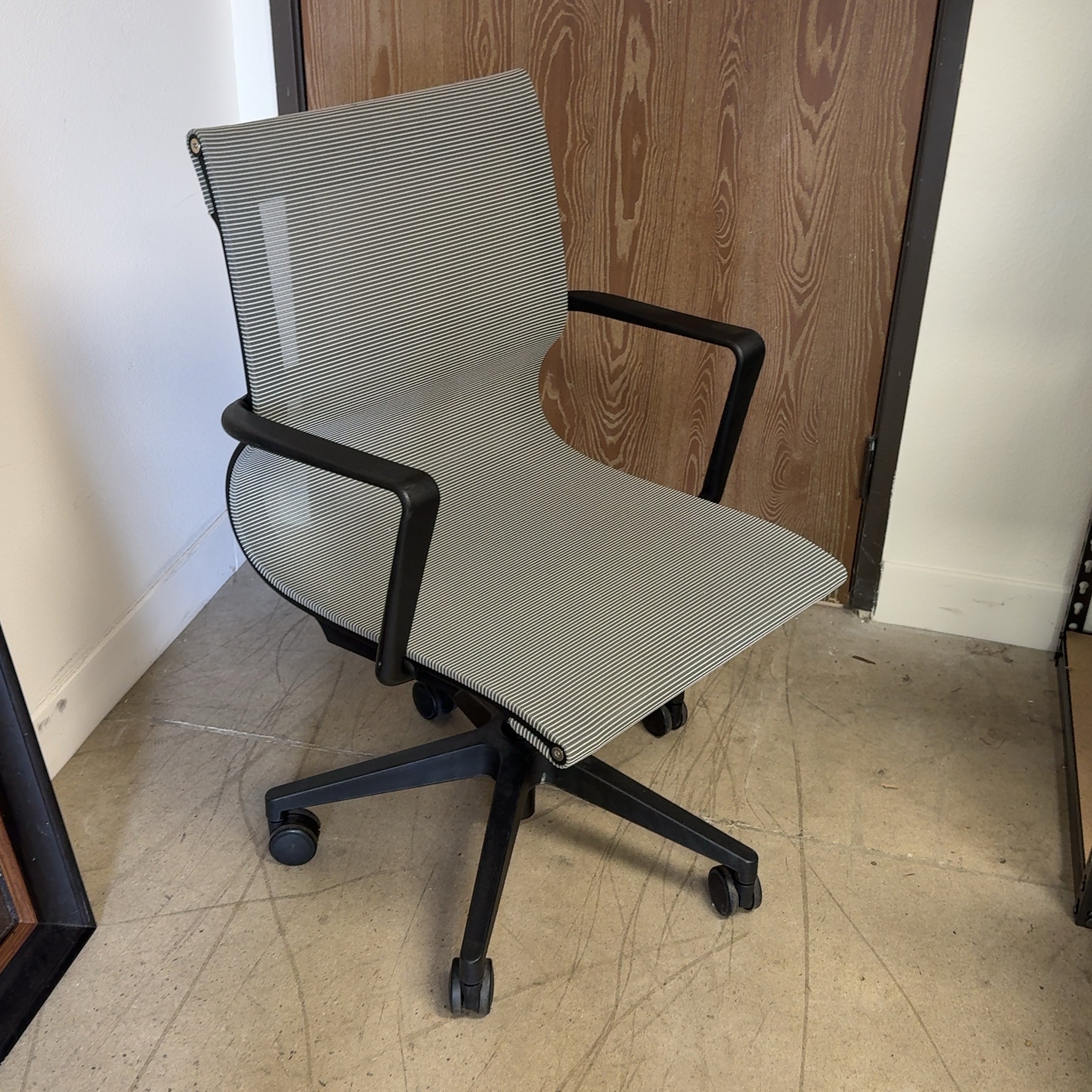 N9NE Furniture Nova Mesh Medium Back Office / Conference Chair - Grey
