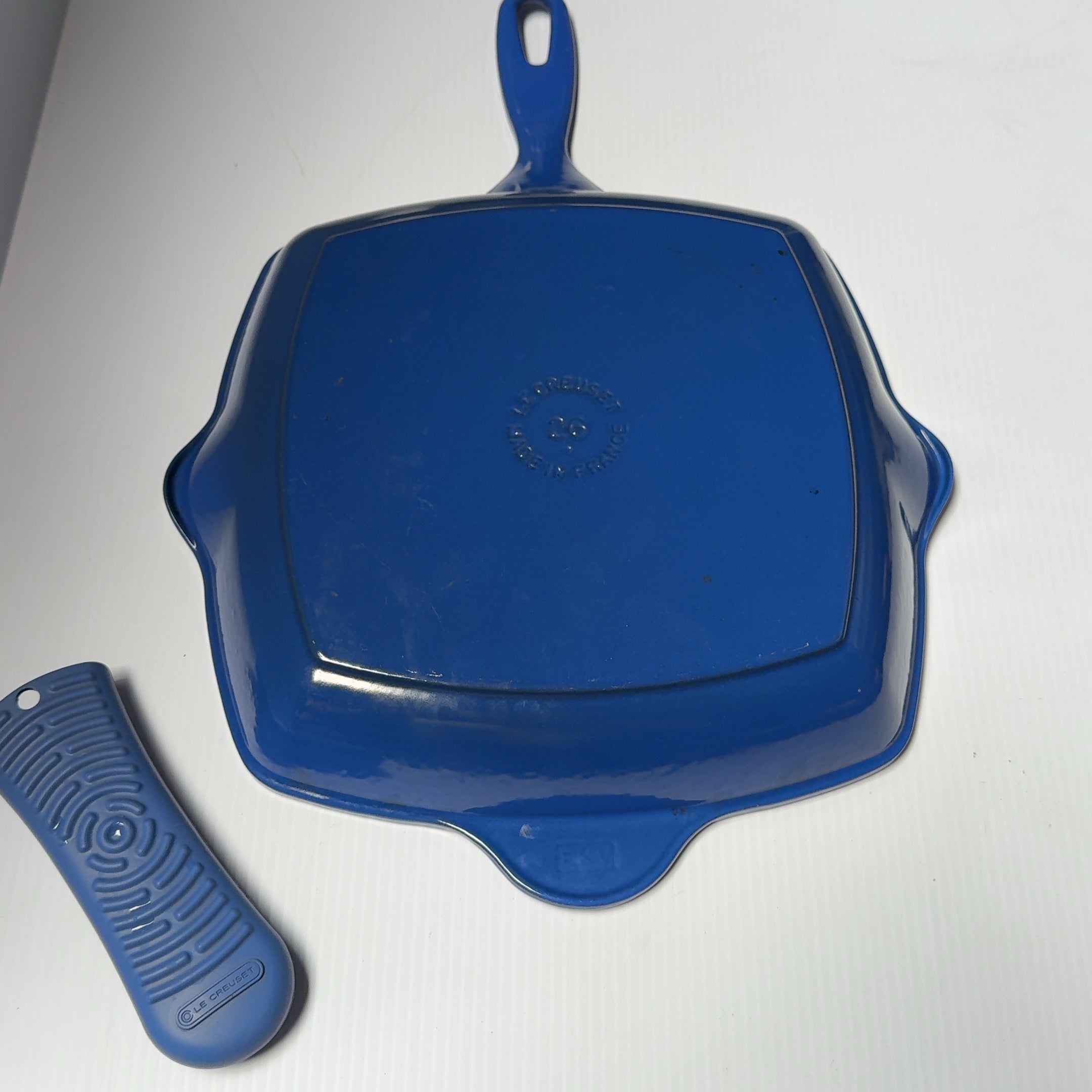 Le Creuset Signature Cast Iron #26 10.25 Inch Square Skillet Grill Cobalt Blue