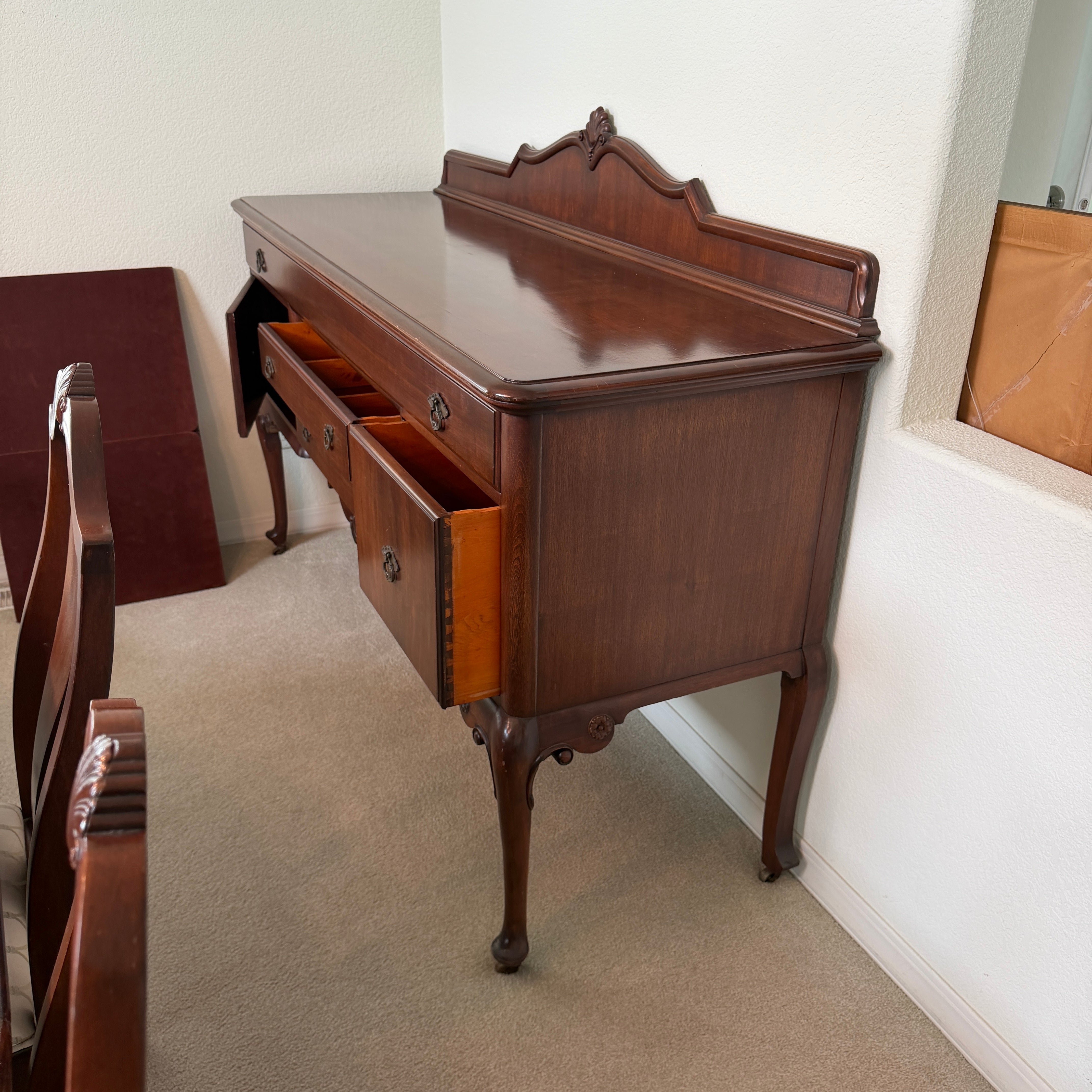 9-Piece Vintage Queen Anne Mahogany Dining Table Set