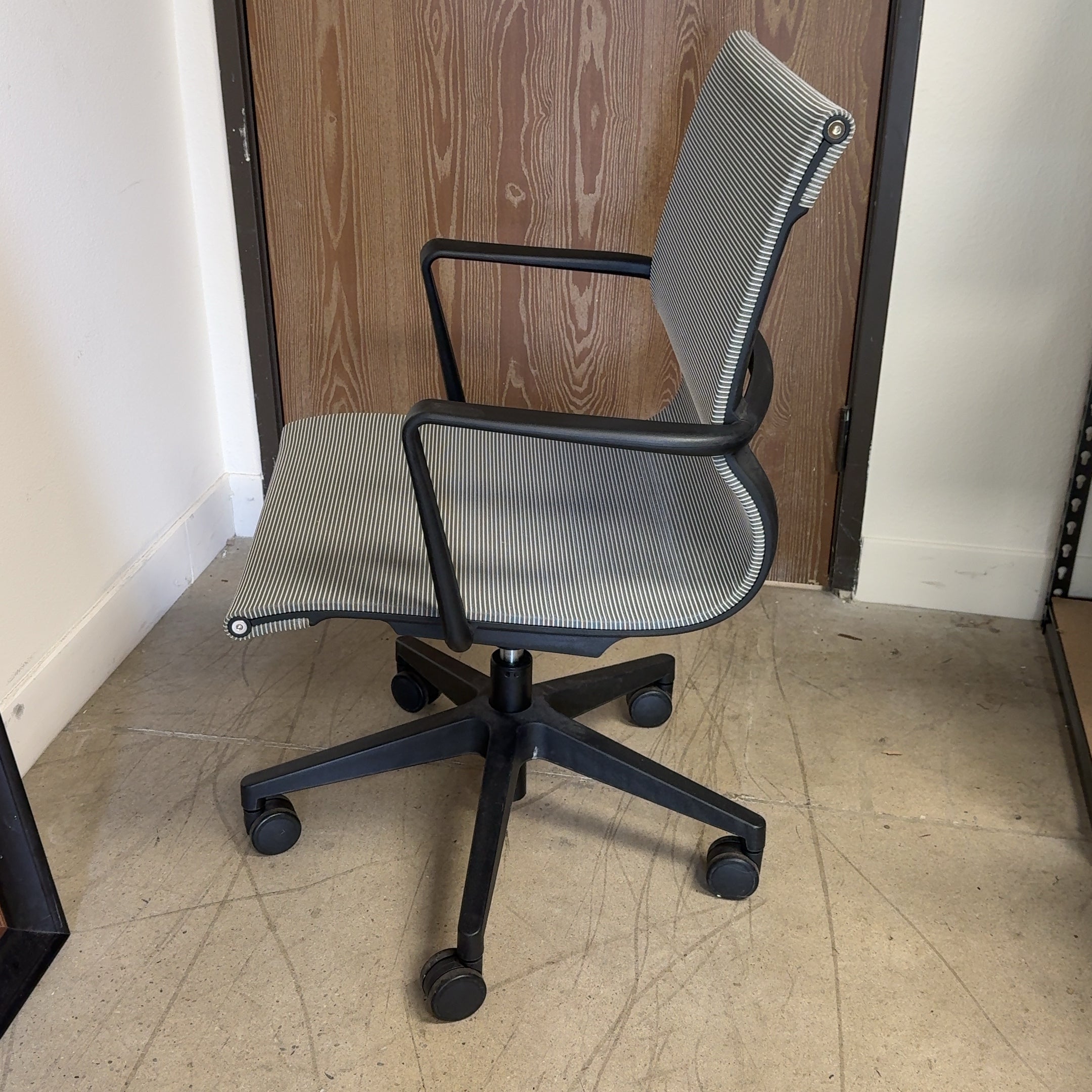 N9NE Furniture Nova Mesh Medium Back Office / Conference Chair - Grey
